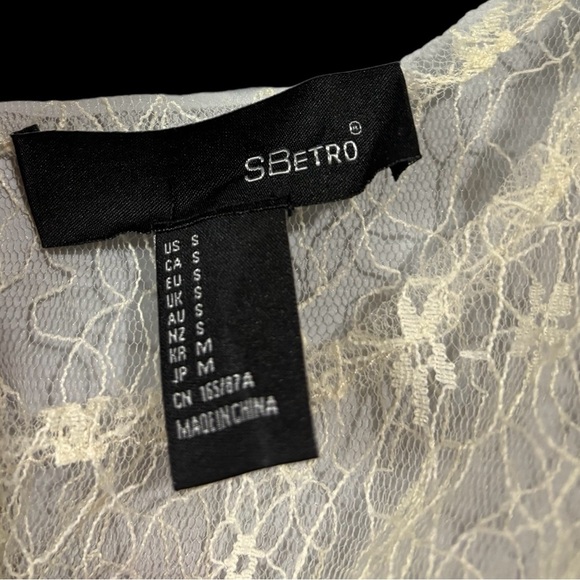 NWOT, S Betro, Cream Lace Dress With Cold Shoulder, Small - Picture 3 of 10